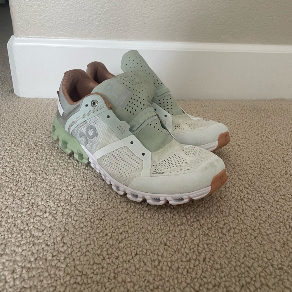 Women’s On’s - Like new, Size 11
